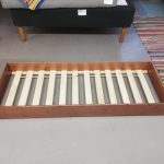 Täispuidust ratastel pesukast